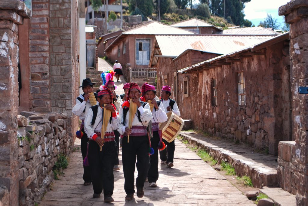 Suonatori sull'isola di Taquile sul lago Titicaca