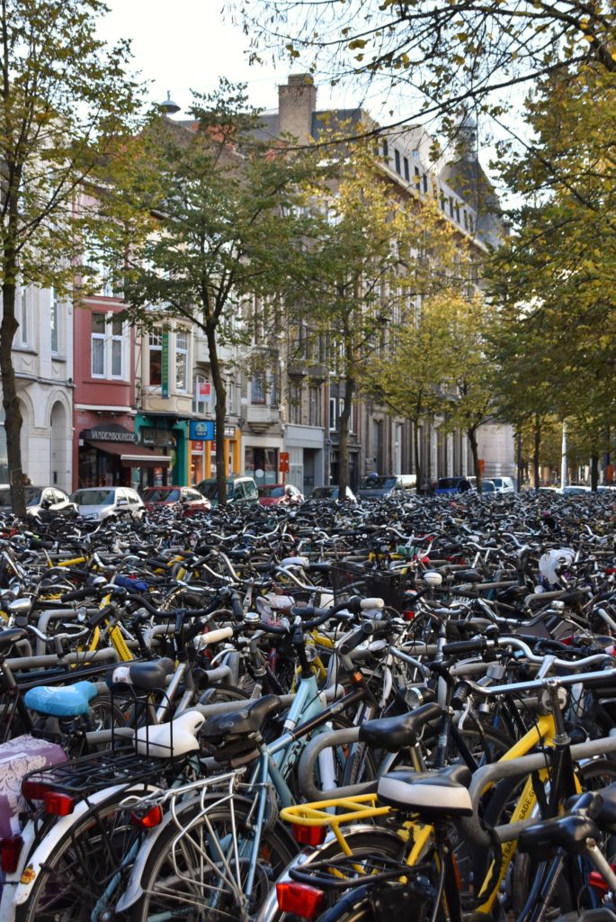 Parcheggio di biciclette a Gent, nelle Fiandre