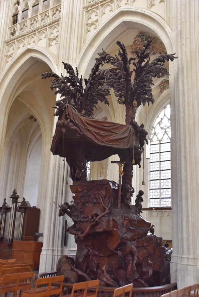 Pulpito in legno nella St-Pieterskerk a Leuven