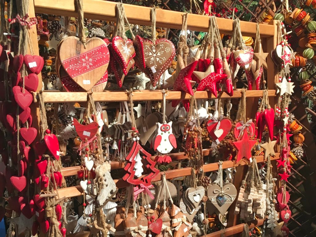 Decorazioni natalizie alla fiera dell'artigianato