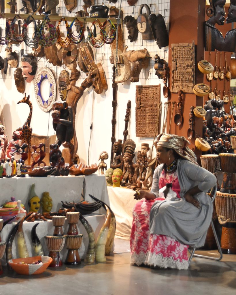 Donna africana in costumi tipici alla fiera dell' artigianato