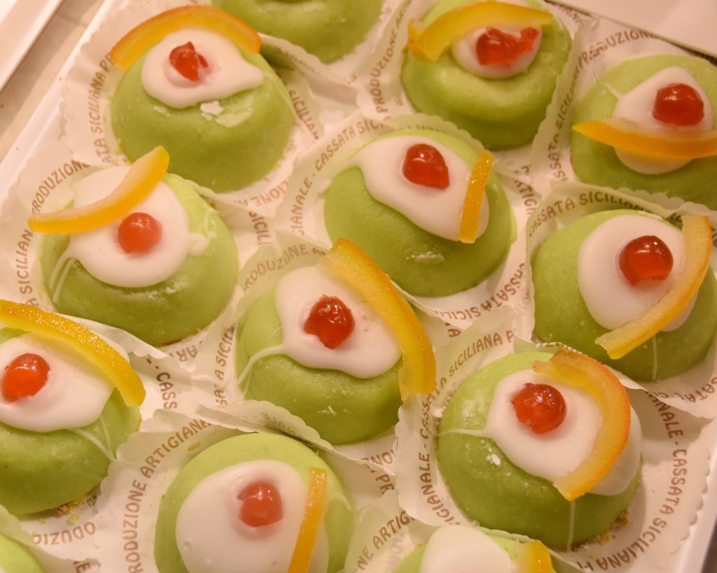 Piccole cassate alla fiera dell'artigianato
