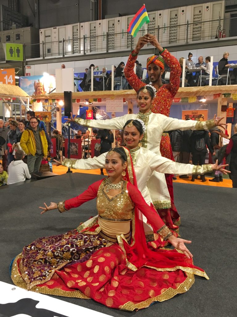 Giovani ballerini indiani alla fiera dell'artigianato