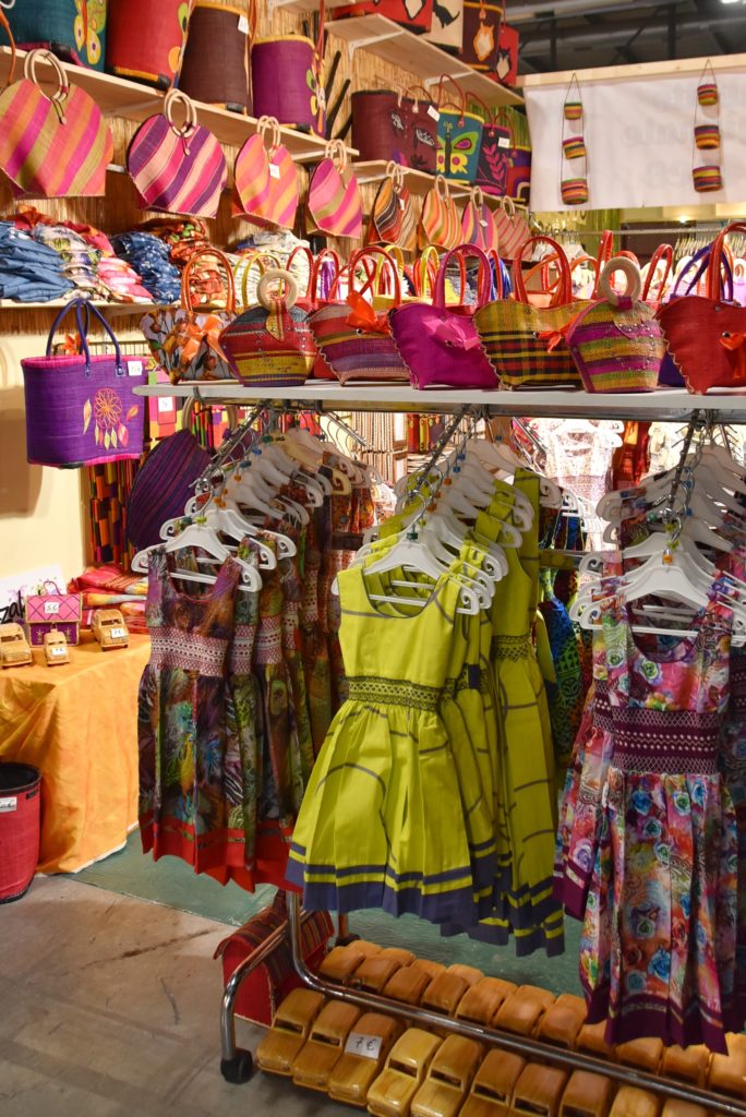 Coloratissimo stand del Madagascar alla fiera dell'artigianato