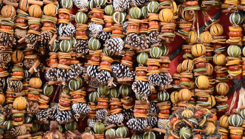 Decorazioni natalizie alla fiera dell'artigianato